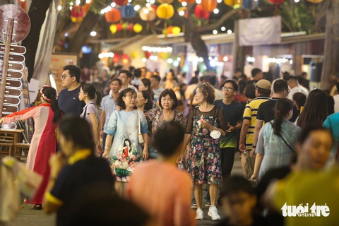 Đông đảo người dân đến với Lễ hội Văn hóa Ẩm thực, Món ngon Saigontourist Group 2024 trong tối khai mạc 28-3 - Ảnh: PHƯƠNG QUYÊN Đông đảo người dân đến với Lễ hội văn hóa ẩm thực, món ngon Saigontourist Group 2024 trong tối khai mạc 28-3 - Ảnh: PHƯƠNG QUYÊN