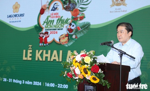 Tổng giám đốc SaigonTourist Trương Đức Hùng - Trưởng ban tổ chức phát biểu khai mạc - Ảnh: PHƯƠNG QUYÊN Tổng giám đốc Saigontourist Trương Đức Hùng, trưởng ban tổ chức, phát biểu khai mạc - Ảnh: PHƯƠNG QUYÊN