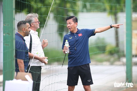 HLV Hoàng Anh Tuấn: Tôi không áp lực khi thay ông Troussier- Ảnh 2. HLV Hoàng Anh Tuấn (phải) trong một dịp trao đổi với HLV Philippe Troussier - Ảnh: HOÀNG TÙNG