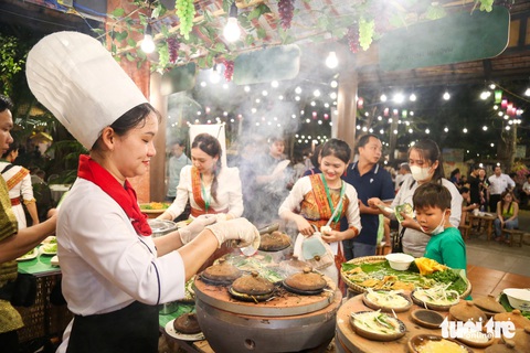 Khách Tây hào hứng với lễ hội văn hóa, ẩm thực Việt- Ảnh 4. Bánh căn, bánh xèo Ninh Thuận nóng giòn nhận được nhiều sự ủng hộ