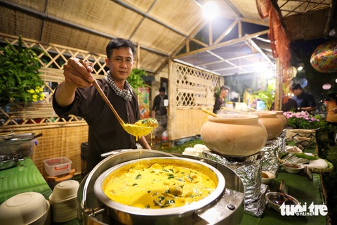Khách Tây hào hứng với lễ hội văn hóa, ẩm thực Việt- Ảnh 5. Cà ri tôm - món ăn đặc trưng độc đáo tại gian hàng ẩm thực miền Trung