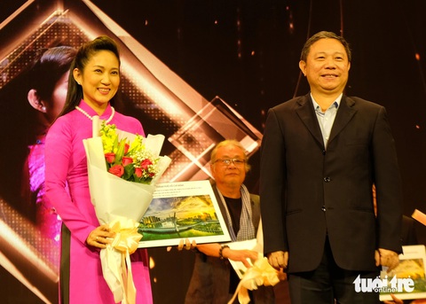 Bà Thanh Thúy, phó giám đốc Sở Văn hóa và Thể thao TP.HCM, nhận hoa, quà chúc mừng danh hiệu Nghệ sĩ nhân dân từ Phó chủ tịch UBND TP.HCM Dương Anh Đức - Ảnh: LINH ĐOAN Bà Thanh Thúy, phó giám đốc Sở Văn hóa và Thể thao TP.HCM, nhận hoa, quà chúc mừng danh hiệu Nghệ sĩ nhân dân từ Phó chủ tịch UBND TP.HCM Dương Anh Đức - Ảnh: LINH ĐOAN