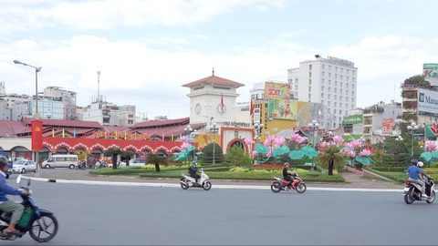 Nâng niu phố chợ Bến Thành 110 năm - Kỳ cuối: Tri ân đời phố - đời chợ - đời người- Ảnh 1. Khung cảnh nhiều sắc màu trước chợ Bến Thành mùa xuân - Ảnh: NGUYỄN CÔNG THÀNH
