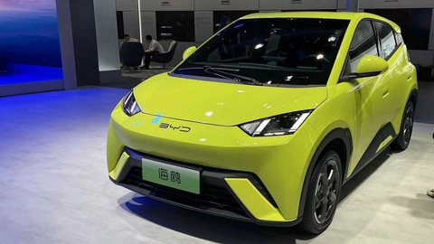 Với mỗi xe điện bán ra, hãng mất một chiếc Honda SH cao cấp- Ảnh 4. BYD Seagull khiến thị trường sửng sốt khi ra mắt. Với mức giá chỉ từ 11.400 USD (276 triệu đồng), Seagull được kỳ vọng trở thành xe điện bán chạy nhất thế giới. Tính thêm ưu đãi, giá chiếc xe hoàn toàn có thể xuống dưới 10.000 USD (250 triệu đồng) - Ảnh: BYD