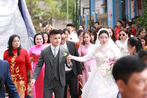 Ông Park Hang Seo đến sớm dự đám cưới Quang Hải- Ảnh 6. Nguyễn Quang Hải dắt tay Chu Thanh Huyền về nhà - Ảnh: SÓNG NGHỆ