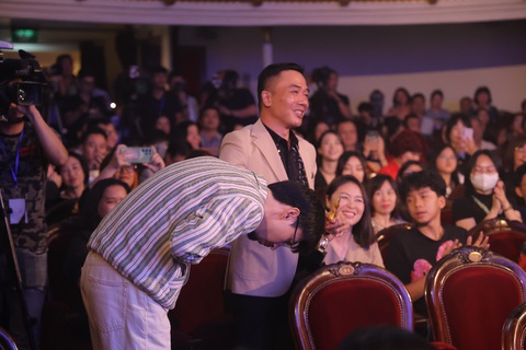 Rapper Đen cúi gập người cảm ơn khi được xướng tên thắng giải Nam ca sĩ của năm ở Cống hiến, tối 27-3 - Ảnh: BTC Rapper Đen cúi gập người cảm ơn khi được xướng tên thắng giải Nam ca sĩ của năm ở Cống hiến, tối 27-3 - Ảnh: BTC