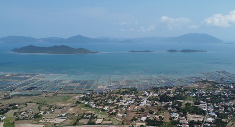 Xin chủ trương 2 dự án khu đô thị mới ven biển phía bắc Khánh Hòa- Ảnh 2. Khu vực xã Vạn Thạnh nhìn ra vùng bảo vệ danh lam thắng cảnh quốc gia Mũi Đôi - Hòn Đôi - Ảnh: TRẦN HƯỚNG