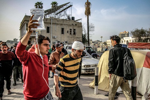Người bị thương ở bên ngoài bệnh viện Ahli Arab ở thành phố Gaza, ngày 27-3 - Ảnh: AFP Người bị thương ở bên ngoài Bệnh viện Ahli Arab ở thành phố Gaza, ngày 27-3 - Ảnh: AFP