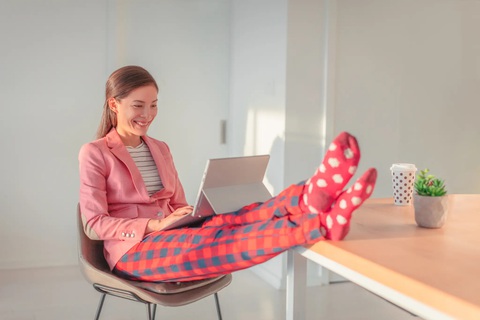 Gen Z Trung Quốc chuộng mặc đồ ngủ thoải mái đến công sở- Ảnh 1. Người trẻ chọn cách tránh xa những cuộc đua khốc liệt của các thế hệ trước, nhằm có một cuộc sống dễ dàng hơn, bao gồm cả trang phục công sở - Ảnh: Adobe