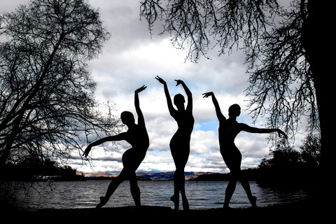 Ba vũ công ballet Scotland (trái qua) Seira Winning, Urara Takata và Danila Marzilli đang khiêu vũ bên hồ Loch Lomond ở Scotland ngày 26-3 trước khi bắt đầu tour lưu diễn Hồ Thiên nga ở nhiều vùng thuộc Vương quốc Anh - Ảnh: REUTERS Ba vũ công ballet Scotland (trái qua) Seira Winning, Urara Takata và Danila Marzilli đang khiêu vũ bên hồ Loch Lomond ở Scotland ngày 26-3 trước khi bắt đầu tour lưu diễn Hồ Thiên nga ở nhiều vùng thuộc Vương quốc Anh - Ảnh: REUTERS