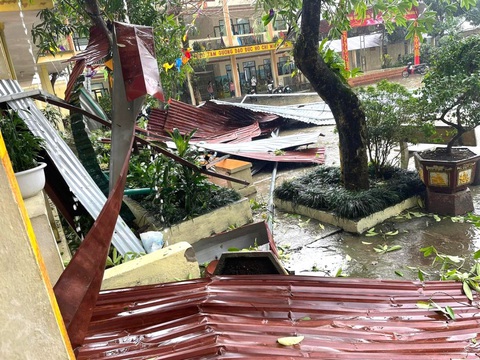 Dông lốc, mưa đá ở Hà Giang và Yên Bái, trường học tốc mái, sập cả ki ốt chợ- Ảnh 1. Trường THCS xã Du Già (huyện Yên Minh, tỉnh Hà Giang) bị tốc mái do dông lốc - Ảnh: BÁO HÀ GIANG