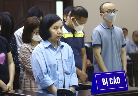 'Siêu lừa' Nguyễn Thị Hà Thành xin thoát án tù chung thân- Ảnh 1. Bị cáo Hà Thành nghe tòa tuyên án - Ảnh: DANH TRỌNG