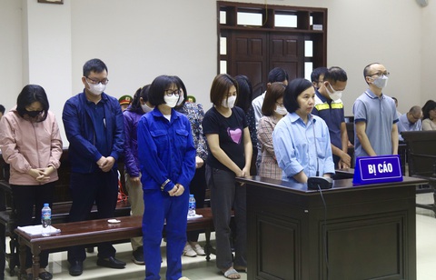 'Siêu lừa' Nguyễn Thị Hà Thành xin thoát án tù chung thân- Ảnh 2. Các bị cáo nghe tòa tuyên án - Ảnh: DANH TRỌNG