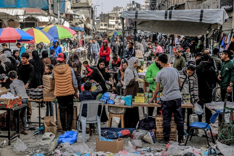 Khu chợ trời giữa đống đổ nát ở thành phố Gaza, ngày 27-3 - Ảnh: AFP Khu chợ trời giữa đống đổ nát ở thành phố Gaza, ngày 27-3 - Ảnh: AFP