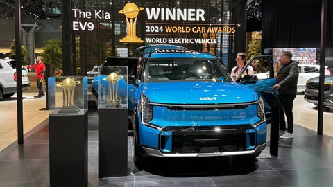 Xe điện thống trị giải xe của năm, 4 xe dẫn đầu sắp về Việt Nam- Ảnh 1. Việc Kia EV9 vượt qua 2 đối thủ xe điện khác để giành giải cao nhất đã được dự đoán trước vì thiết kế, trang bị, công nghệ xe ở tầm giá của mình đều rất tốt - Ảnh: Carscoops