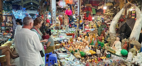 Nâng niu phố chợ Bến Thành 110 năm - Kỳ 2: 'Tòa thành' độc đáo và quy hoạch vàng- Ảnh 4. Du khách mua sắm đồ lưu niệm ở chợ Bến Thành đầu năm 2024 - Ảnh PHÚC TIẾN