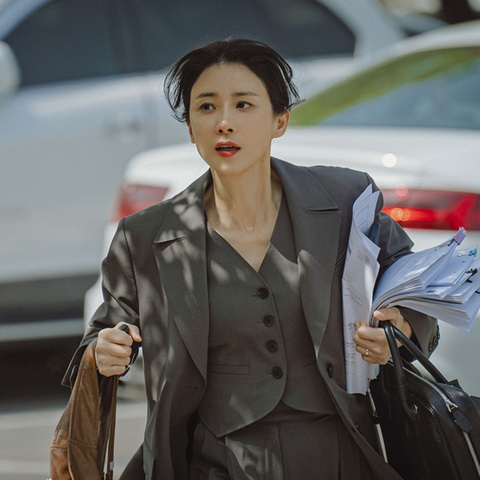 Có gì trong siêu phẩm bí ẩn 'Hide' của 'chị đại' Lee Bo Young?- Ảnh 1. Lee Bo Young trở lại với nhân vật phụ nữ kiên cường, dũng cảm trong hành trình khám phá sự thật