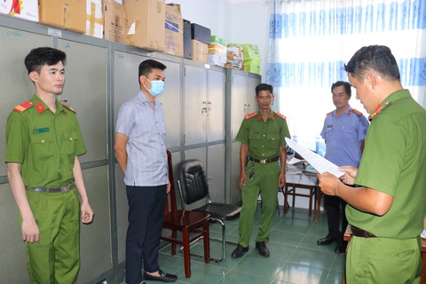 Giám đốc công ty vàng bạc lừa đảo của thợ gia công hơn 35 tỉ đồng- Ảnh 1. Giám đốc công ty vàng bạc bị bắt giam do lừa đảo hơn 35 tỉ đồng của các thợ gia công vàng - Ảnh: Công an cung cấp