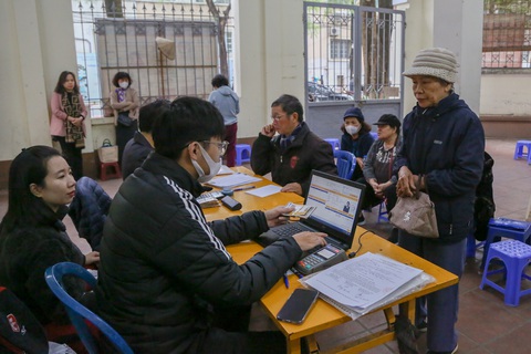 Nhân viên bưu điện kiểm tra thông tin của người hưởng lương hưu qua thẻ từ - Ảnh: HÀ QUÂN Nhân viên bưu điện kiểm tra thông tin của người hưởng lương hưu qua thẻ từ - Ảnh: HÀ QUÂN