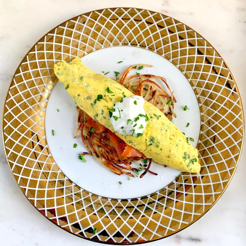 Món trứng tráng khi được phết thêm kem chua ở trên bề mặt - Ảnh: Reddit Món trứng tráng omelet khi được phết thêm kem chua ở trên bề mặt - Ảnh: Reddit