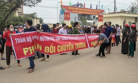 Đối thoại với người dân sau khi phụ huynh phản đối sáp nhập trường- Ảnh 1. Người dân căng băng rôn trước cổng trụ sở UBND thị trấn Triệu Sơn, huyện Triệu Sơn (Thanh Hóa) sáng 28-3 phản đối sáp nhập trường - Ảnh CTV
