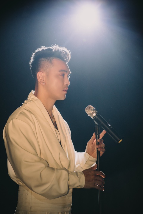 Ưng Hoàng Phúc bắt tay 'cỗ máy tạo hit' Vương Anh Tú- Ảnh 3. Mặc định anh sai của Ưng Hoàng Phúc với giai điệu day dứt, cảm xúc như một điểm sáng của Vpop trong đầu chặng đua năm nay.