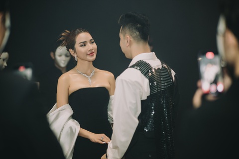 Ưng Hoàng Phúc bắt tay 'cỗ máy tạo hit' Vương Anh Tú- Ảnh 5. Kim Cương gây ấn tượng với nhan sắc mặn mà, xinh đẹp cùng diễn xuất tròn vai. Các phân cảnh tình tứ, ăn ý của hai vợ chồng là điểm cộng cho MV.