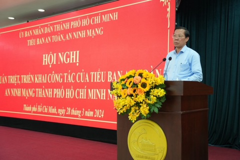 Chủ tịch Phan Văn Mãi: Nhận thức sâu sắc tính nguy hiểm của việc mất an toàn an ninh mạng- Ảnh 1. Chủ tịch UBND TP.HCM Phan Văn Mãi phát biểu tại hội nghị - Ảnh: HIỂN VINH