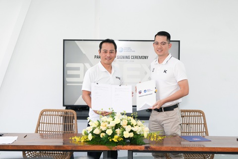 VBA đẩy mạnh giải 3x3 ra quốc tế cùng XSM- Ảnh 1. Ông Takaaki Nakamura (trái) - chủ tịch XSM và ông Trần Chu Sa - CEO VBA thực hiện thành công lễ ký kết