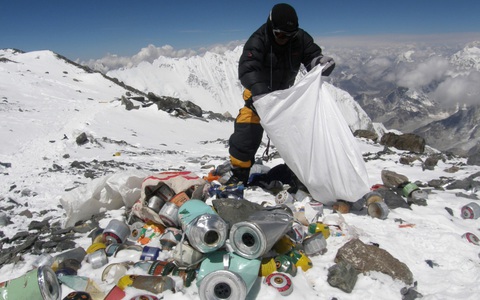 Người leo núi Everest sẽ phải mang túi đựng chất thải khi quay về- Ảnh 1. Người leo núi Everest sẽ phải mang túi đựng chất thải khi quay về- Ảnh 1.