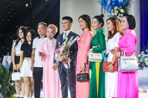 Quang Hải rạng rỡ 'đấu trận chung kết' với cô dâu Chu Thanh Huyền- Ảnh 3. Quang Hải cùng họ hàng chụp ảnh kỷ niệm trước khi lên đường rước dâu - Ảnh: XUÂN THANH