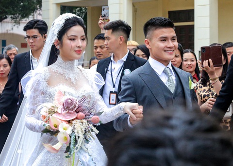 Quang Hải cầm tay cô dâu Chu Thanh Huyền rước về dinh - Ảnh: XUÂN THANH Quang Hải cầm tay rước cô dâu Chu Thanh Huyền về dinh - Ảnh: XUÂN THANH