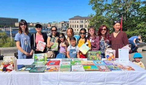 Phụ huynh và trẻ em Việt Nam ở Stockholm bên các quyển sách do Hiền xuất bản Các phụ huynh và bạn nhỏ gốc Việt trong ngày Văn hoá Việt Nam