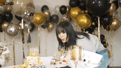 Lisa BlackPink: Một thần tượng nghịch thiên- Ảnh 7. Lisa trong sinh nhật 27 tuổi của cô