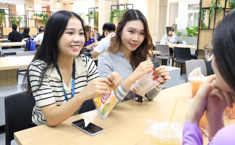 Đại học có được đào tạo chất lượng cao để thu học phí cao?- Ảnh 1. Sinh viên Trường đại học Luật TP.HCM - Ảnh: THÀNH AN