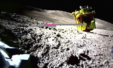 The Smart Lander for Investigating Moon, better known as Slim, on the lunar surface. Photograph: AP Tàu đổ bộ SLIM trên bề mặt Mặt trăng - Ảnh: AP