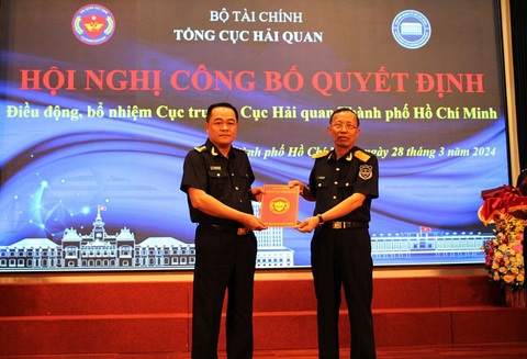 Vụ trưởng làm cục trưởng Cục Hải quan TP.HCM- Ảnh 1. Tổng cục trưởng Tổng cục Hải quan Nguyễn Văn Cẩn trao quyết định điều động, bổ nhiệm cho tân Cục trưởng Nguyễn Hoàng Tuấn - Ảnh: K.L