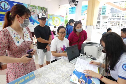 Phụ huynh đến nộp hồ sơ tuyển sinh vào lớp 1 tại Trường tiểu học Trần Hưng Đạo, Q.1, TP.HCM năm học 2023-2024 - Ảnh: NHƯ HÙNG Phụ huynh đến nộp hồ sơ tuyển sinh vào lớp 1 tại Trường tiểu học Trần Hưng Đạo, Q.1, TP.HCM năm học 2023-2024 - Ảnh: NHƯ HÙNG