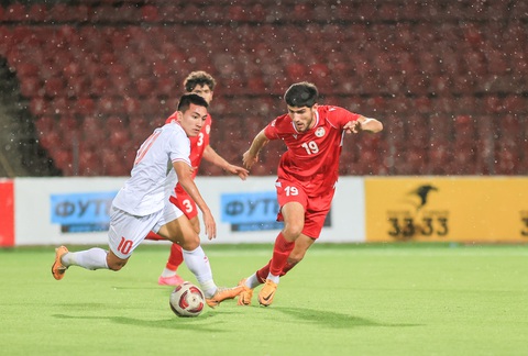 HLV Hoàng Anh Tuấn thay ông Troussier dẫn dắt U23 Việt Nam- Ảnh 2. U23 Việt Nam (áo trắng) trong trận giao hữu với U23 Tajikistan - Ảnh: VFF
