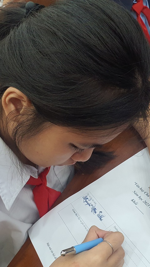 Đề thi Văn hay chữ tốt khiến học sinh 'hết bất ngờ này đến bất ngờ khác'- Ảnh 6. Hầu hết các thí sinh thi Văn hay chữ tốt ở TP.HCM đều có nét chữ đẹp như rồng bay, phượng múa - Ảnh: H.HG