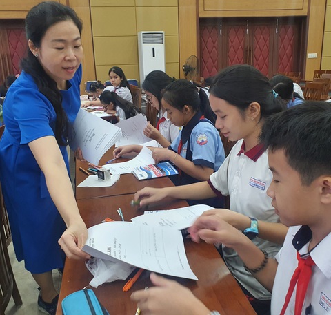 Đề thi Văn hay chữ tốt khiến học sinh 'hết bất ngờ này đến bất ngờ khác'- Ảnh 5. Sau phần trải nghiệm cùng AI diễn ra trong 90 phút, các thí sinh mới nhận đề thi và làm bài - Ảnh: H.HG