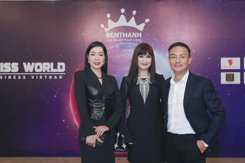 60 tuổi vẫn có thể thi Hoa hậu Thế giới doanh nhân 2024- Ảnh 3. Trịnh Kim Chi, Hiền Mai và ông Duy Mạnh - trưởng ban tổ chức.