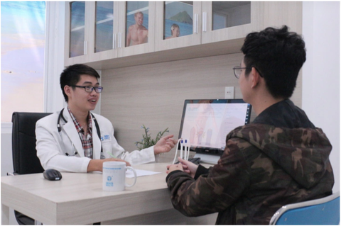 Liệu pháp tự nhiên trị yếu 'chuyện ấy' ở quý ông- Ảnh 1. Tư vấn cho bệnh nhân - Ảnh minh họa