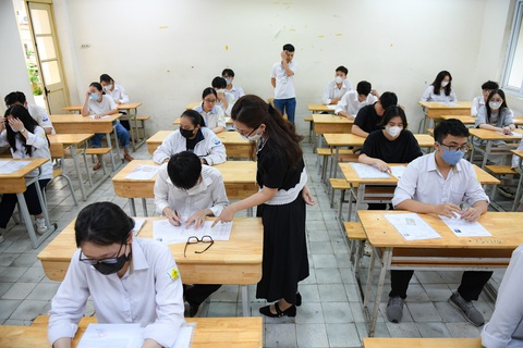 Trùng lịch đợt thi và khảo sát lớp 12 của Hà Nội: Học sinh lo lắng- Ảnh 1. Học sinh Hà Nội trong kỳ thi tốt nghiệp THPT năm 2023 - Ảnh: NAM TRẦN