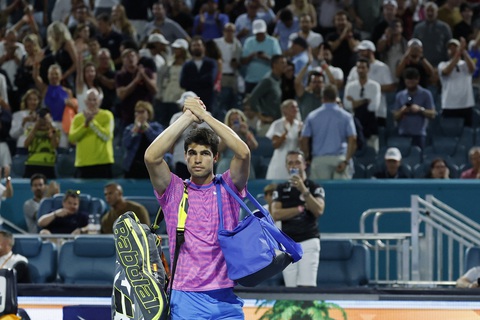 Hạt giống số 1 Alcaraz vỡ mộng ở Miami Open- Ảnh 1. Alcaraz chia tay Miami Open 2024 sau thất bại trước Dimitrov - Ảnh: REUTERS