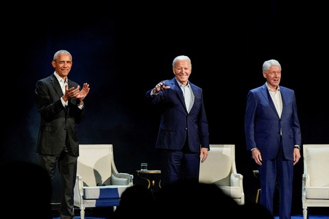 Hai cựu tổng thống Mỹ Barack Obama (trái) và Bill Clinton (phải) xuất hiện trong sự kiện gây quỹ của đương kim tổng thống Joe Biden tối 28-3 - Ảnh: REUTERS Hai cựu tổng thống Mỹ Barack Obama (trái) và Bill Clinton (phải) xuất hiện trong sự kiện gây quỹ của đương kim Tổng thống Joe Biden tối 28-3 - Ảnh: REUTERS
