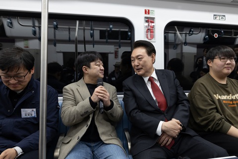 Tổng thống Hàn Quốc Yoon Suk Yeol đi thử tuyến tàu cao tốc mới ngày 29-3 - Ảnh: KOREA HERALD Tổng thống Hàn Quốc Yoon Suk Yeol đi thử tuyến tàu cao tốc mới ngày 29-3 - Ảnh: KOREA HERALD