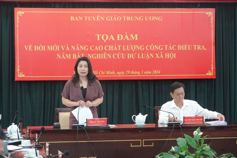 TP.HCM đặc biệt coi trọng công tác dư luận xã hội- Ảnh 2. Bà Phạm Thu Hà, viện trưởng Viện Dư luận xã hội, phát biểu mở đầu - Ảnh: H.H.