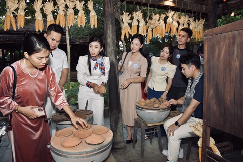 Các thí sinh trải nghiệm ẩm thực, văn hóa Nha Trang xưa - Ảnh: TRẦN HOÀI Các thí sinh trải nghiệm ẩm thực, văn hóa Nha Trang xưa - Ảnh: TRẦN HOÀI