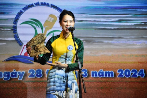 Thí sinh Đặng Thị Hoài Thương với những sản phẩm truyền thông về Nha Trang ấn tượng nhất - Ảnh: TRẦN HOÀI Thí sinh Đặng Thị Hoài Thương với những sản phẩm truyền thông về Nha Trang ấn tượng nhất - Ảnh: TRẦN HOÀI